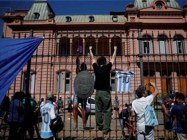 Caos y locura marcan cortejo fúnebre de Maradona