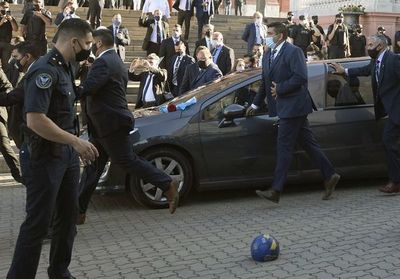 Cortejo fúnebre de Maradona parte de Casa Rosada hacia cementerio - Mundo - ABC Color