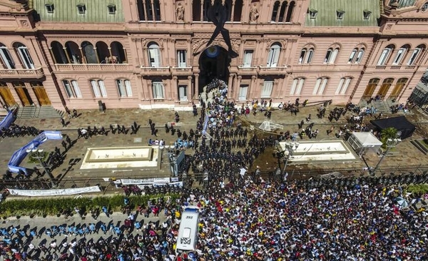 HOY / Multitudinario último adiós a Diego Maradona