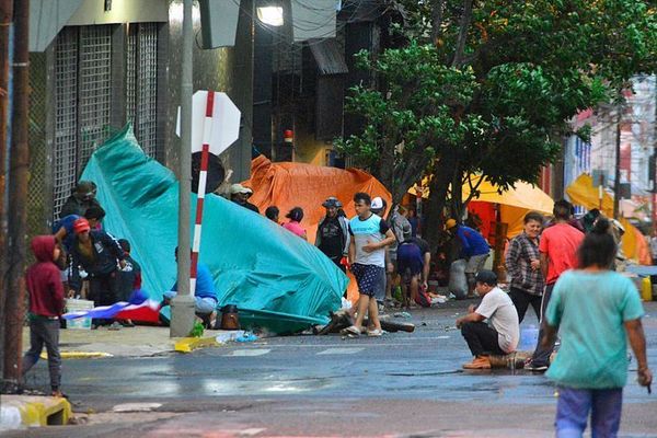 Labriegos apostados en el microcentro de Asunción causan destrozos en comercios y edificios