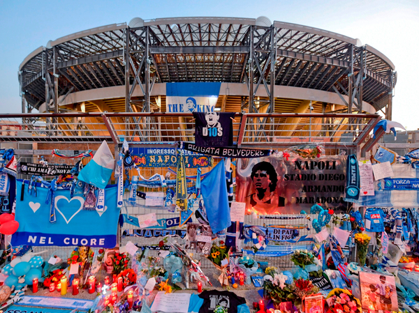 Los hinchas napolitanos despiden a su máximo ídolo