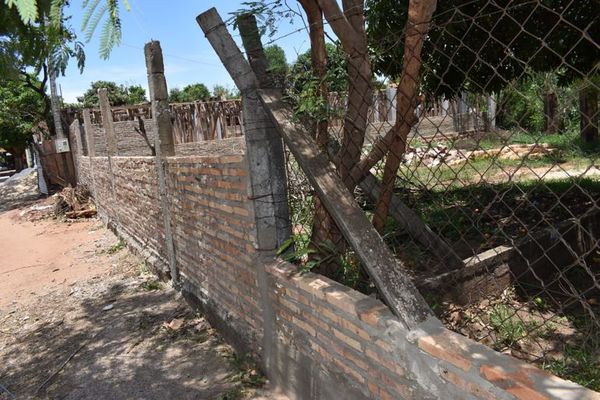 Urgen a Comuna de San Lorenzo demoler muralla que obstruye calle - Nacionales - ABC Color
