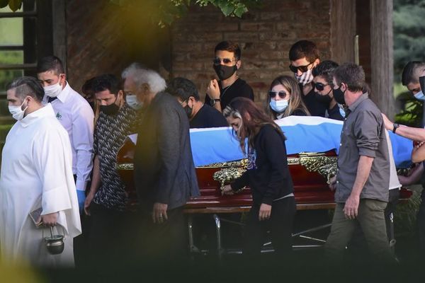 En medio de incidentes y heridos el pueblo despidió a Maradona - Nacionales - ABC Color