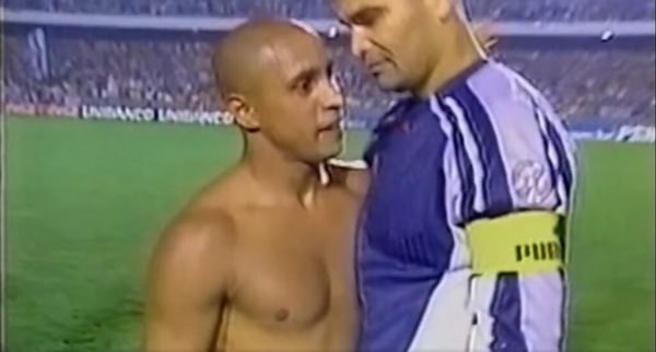 Roberto Carlos vs Chilavert: un cruce a boca armada | OnLivePy