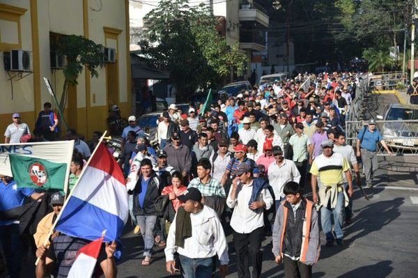 Campesinos retornan a Asunción exigiendo cumplimiento de acuerdo | OnLivePy