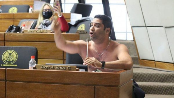 BRÍTEZ HACE “STRIPTEASE” EN EL CONGRESO PARA EXIGIR QUE SE ABRAN LAS FRONTERAS