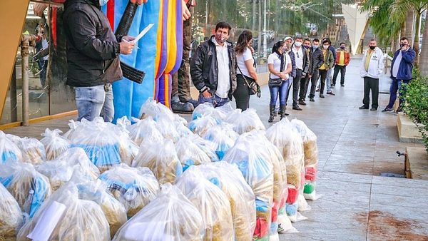 DIRECTIVOS DEL SHOPPING PARIS ENTREGAN  IMPORTANTE APORTE A FUNCIONARIOS Y TAXISTAS