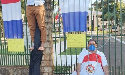 SE CRUCIFICAN PARA EXIGIR KITS DE ALIMENTOS EN LA GOBERNACIÓN DE ALTO PARANÁ