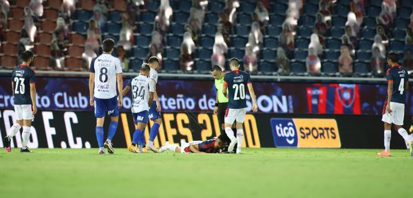 ¡Alarma en Cerro! Patiño sale en camilla y se perdería el clásico