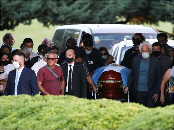 Maradona ya descansa en paz tras multitudinaria despedida