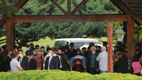 Será eterno: Diego Armando Maradona ya descansa en el cementerio Jardín de Bella Vista - Megacadena — Últimas Noticias de Paraguay