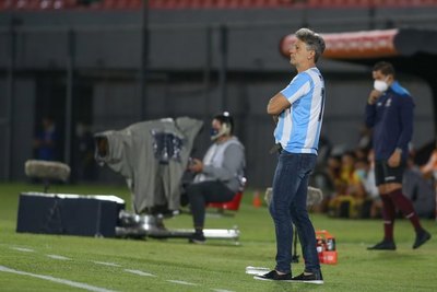 El homenaje de Renato Gaúcho a Maradona ante Guaraní