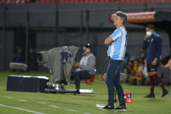El homenaje de Renato Gaúcho a Maradona ante Guaraní