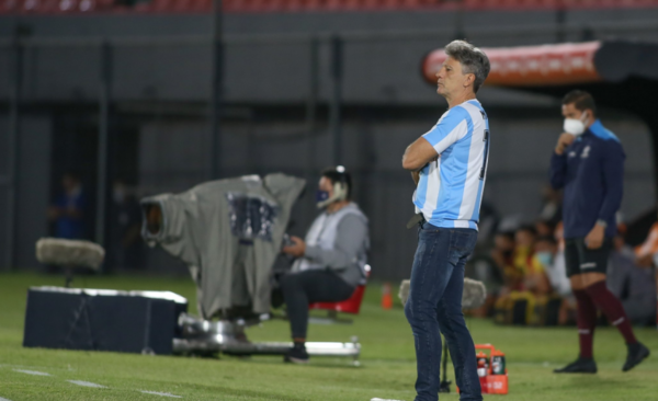 HOY / Evoca recuerdos de Maradona con una camiseta suya y el dorsal 10