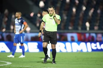 Arce, muy disconforme con el arbitraje de Benítez: 'Malísimo'