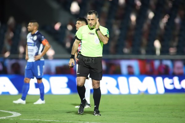 Arce, muy disconforme con el arbitraje de Benítez: 'Malísimo'