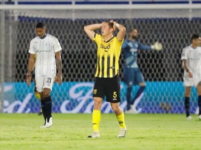 Guaraní sucumbe ante Gremio y queda al borde de la eliminación