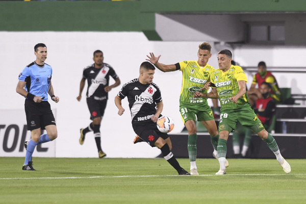 Vasco rescata un valioso empate ante Defensa y Justicia