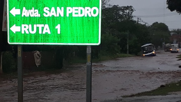 Rescatan a pasajeros varados en un canal de la avenida De la Victoria