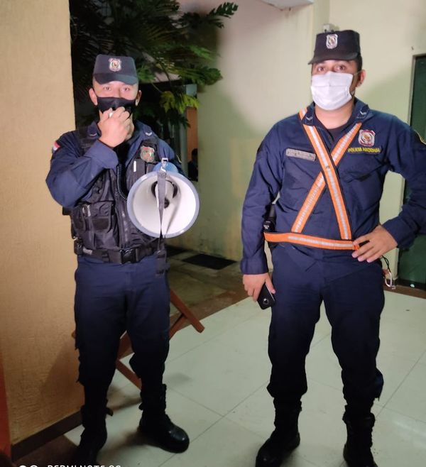 Policía apoya en la concienciación sobre uso de mascarillas  - Nacionales - ABC Color