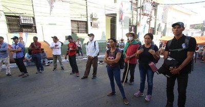 La Nación / Manifestantes agreden a palos a motociclista