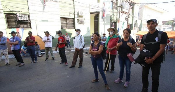 La Nación / Manifestantes agreden a palos a motociclista