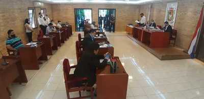 Concejales de CDE hicieron recortes, pero aprobaron aumento de sueldos a funcionarios