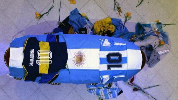 El adiós a Maradona en el mundo: las mejores imágenes de un dolor sin fronteras