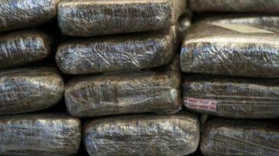Sospechosos abandonan camioneta con marihuana tras persecución policial – Prensa 5