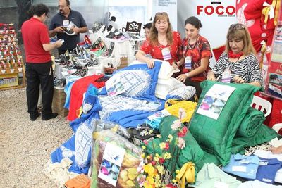 Emprendedores de distintos rubros ofrecen sus productos en el shopping