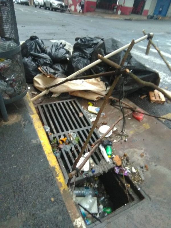 Rastros de piqueteros: destrozos, garrotes y basura - Nacionales - ABC Color