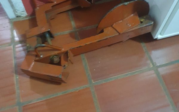 Conductor devuelve cepo que «llevó a su casa»