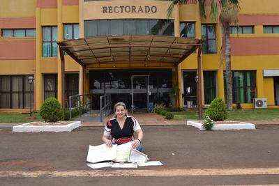 ¡Ni de novia ni de traje! Posó con sus títulos frente al Rectorado para visibilizar la falta de oportunidades - Megacadena — Últimas Noticias de Paraguay