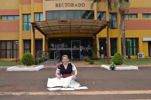 ¡Ni de novia ni de traje! Posó con sus títulos frente al Rectorado para visibilizar la falta de oportunidades - Megacadena — Últimas Noticias de Paraguay