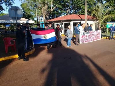 Guardias de seguridad exigen recontratación por parte de empresa adjudicada por Itaipú - ABC en el Este - ABC Color