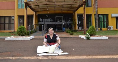 La Nación / Posó con sus títulos y lamentó falta de oportunidades: “Sirven para ser un cadáver culto”