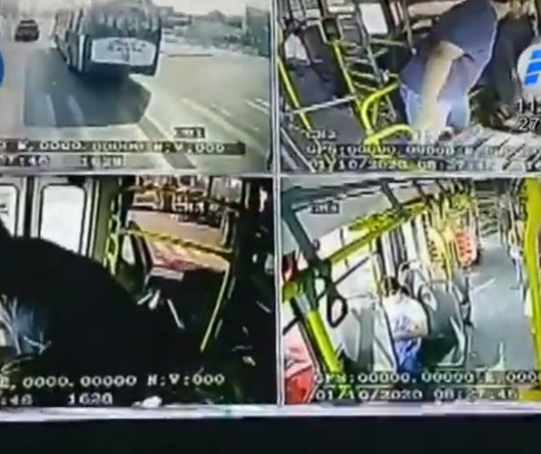 Hombre agrede a chofer de colectivo en movimiento