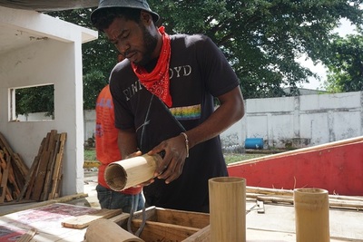 Migrantes varados en el sureste mexicano hallan en el bambú una forma de vida - MarketData