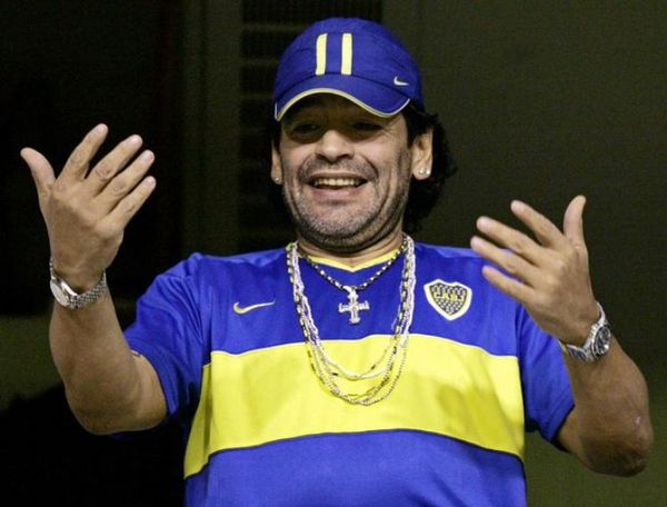 Derechos de imagen, autos de lujo y un tanque: muerte de Maradona dispara compleja disputa por herencia