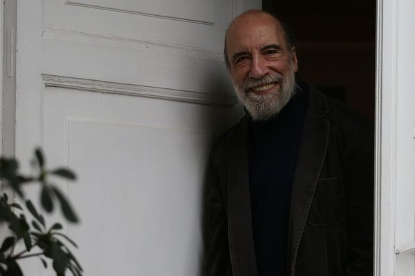 Zurita deja su "escritura en el cielo de Colombia" al Instituto Cervantes - MarketData