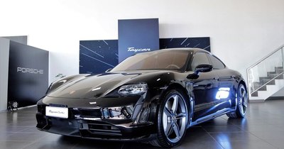 La Nación / El Porsche Taycan también desembarcó en Ciudad del Este