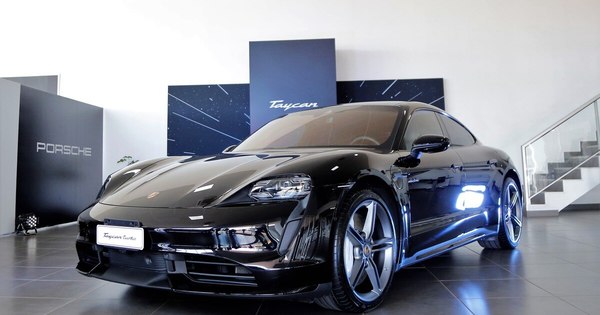 La Nación / El Porsche Taycan también desembarcó en Ciudad del Este
