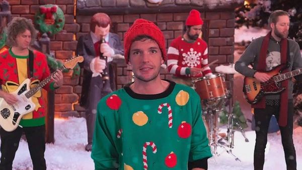 El álbum navideño de The Killers llega a las plataformas de streaming por primera vez