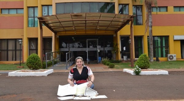 «Sirven para ser un cadáver culto»: posó con sus títulos y lamentó falta de oportunidades