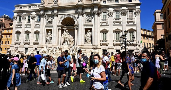 La Nación / Italia alivia restricciones a partir del domingo en tres regiones