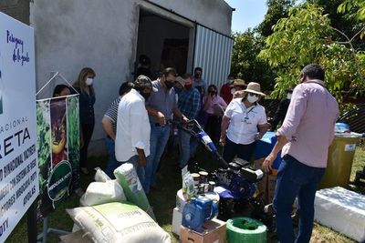 Productores de hortalizas reciben infraestructuras y herramientas desde Yacyretá  - Nacionales - ABC Color