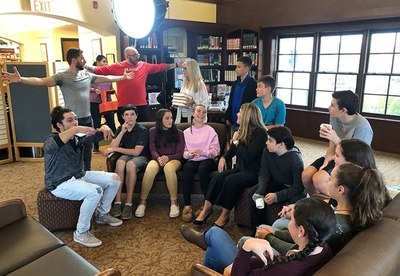 La directora argentina Noemí Weis estrena un documental sobre la salud mental juvenil - MarketData