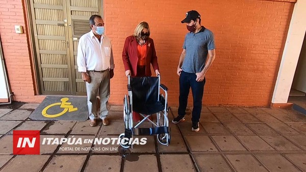 MINISTRA ENTREGA SILLA DE RUEDAS EN  LA GOBERNACIÓN.