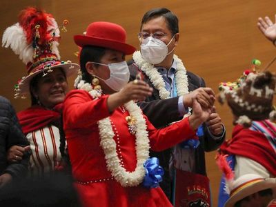 Bolivia busca por ley borrar la brecha salarial entre hombres y mujeres