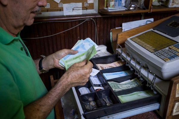La moneda venezolana pierde 24,51 % de su valor frente al dólar en una semana - MarketData